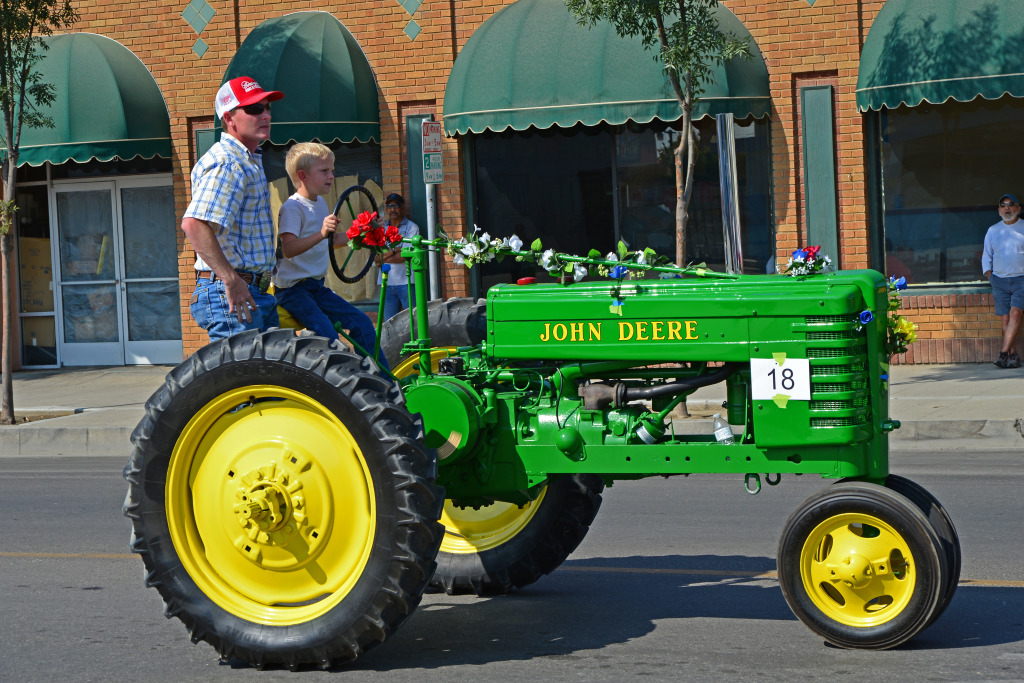 Parade auf dem Rosenfest in Wasco, USA jigsaw puzzle in Puzzle des Tages puzzles on TheJigsawPuzzles.com