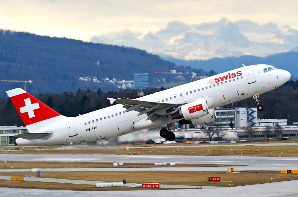 Swiss Airbus A320 auf dem Weg nach Istanbul jigsaw puzzle in Luftfahrt puzzles on TheJigsawPuzzles.com