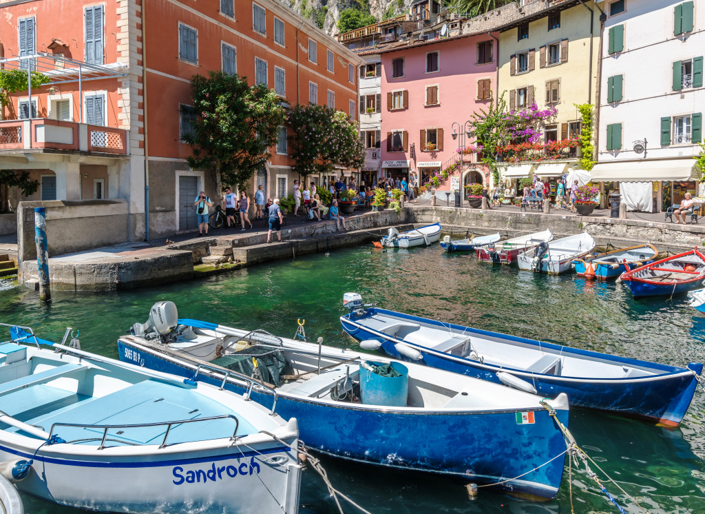 Zentrum von Limone sul Garda, Italien jigsaw puzzle in Straßenansicht puzzles on TheJigsawPuzzles.com