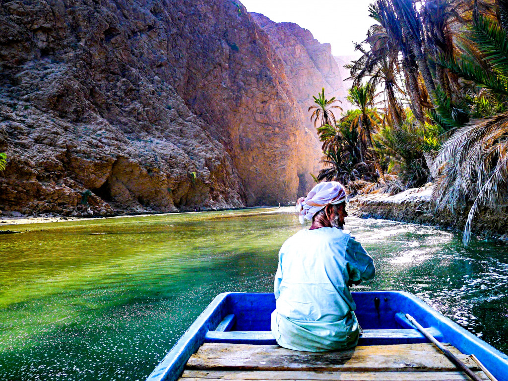 Ein alter Mann, der ein Boot steuert, Wadi Shab, Oman jigsaw puzzle in Puzzle des Tages puzzles on TheJigsawPuzzles.com