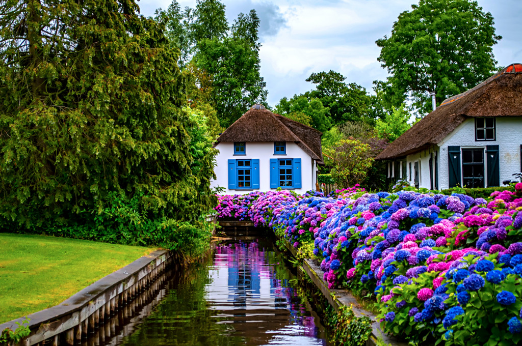 Maisons rurales au bord des canaux, Giethoorn, Pays-Bas jigsaw puzzle in Puzzle du jour puzzles on TheJigsawPuzzles.com