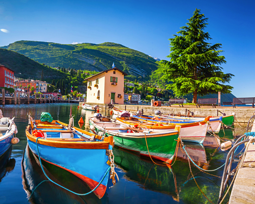 Barcos de madeira no lago de Garda, Torbole, Itália jigsaw puzzle in Quebra-Cabeça do Dia puzzles on TheJigsawPuzzles.com