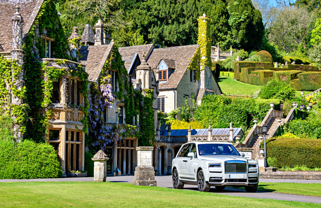 Rolls Royce Cullinan em Castle Combe, Inglaterra jigsaw puzzle in Carros & Motos puzzles on TheJigsawPuzzles.com