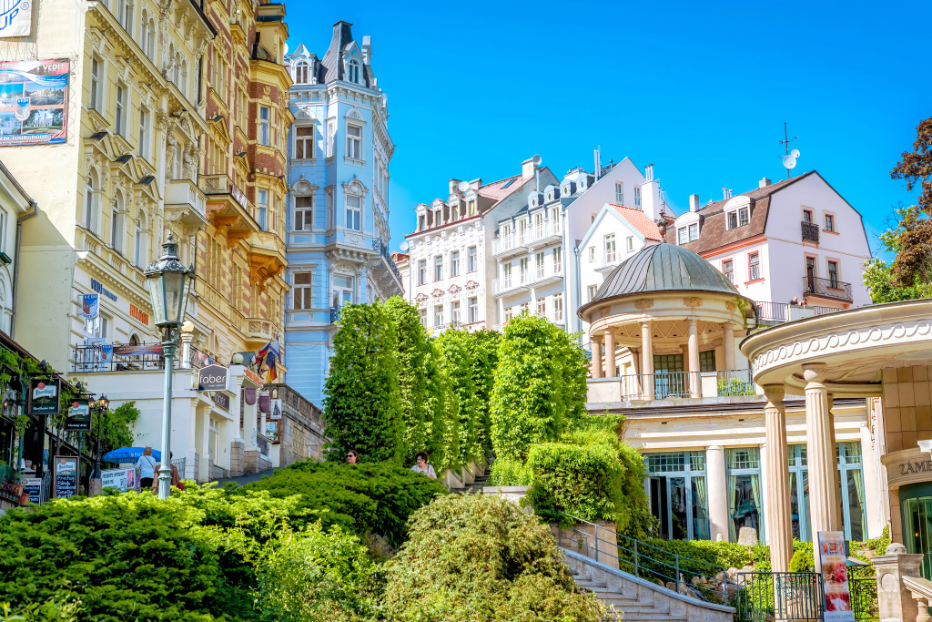 Centro Histórico de Karlovy Vary, República Tcheca jigsaw puzzle in Paisagens de Rua puzzles on TheJigsawPuzzles.com