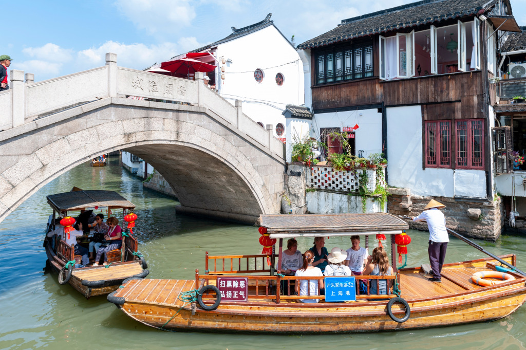 Vieux pont de pierre dans la ville d’eau de Zhujiajiao, Chine jigsaw puzzle in Ponts puzzles on TheJigsawPuzzles.com