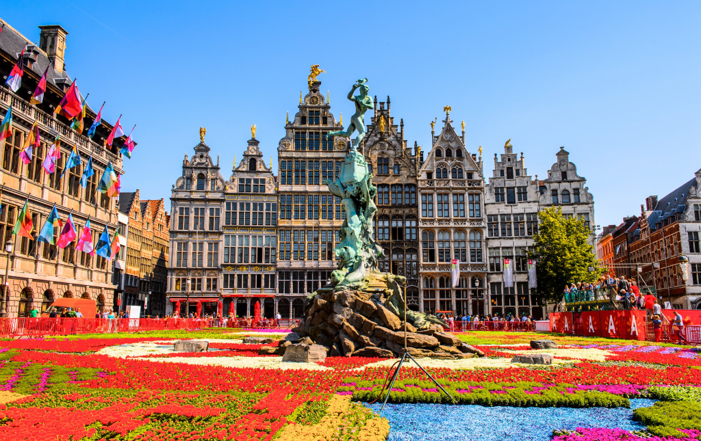 Hôtel de ville sur la place principale d’Anvers, Belgique jigsaw puzzle in Paysages urbains puzzles on TheJigsawPuzzles.com