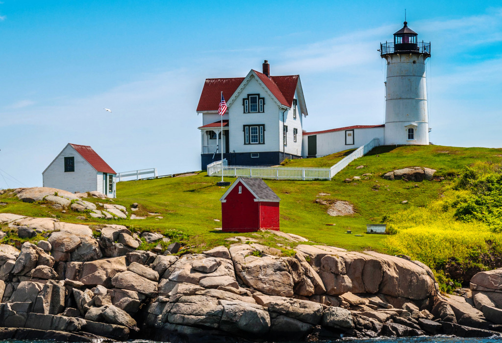 Phare blanc sur une petite île jigsaw puzzle in Magnifiques vues puzzles on TheJigsawPuzzles.com