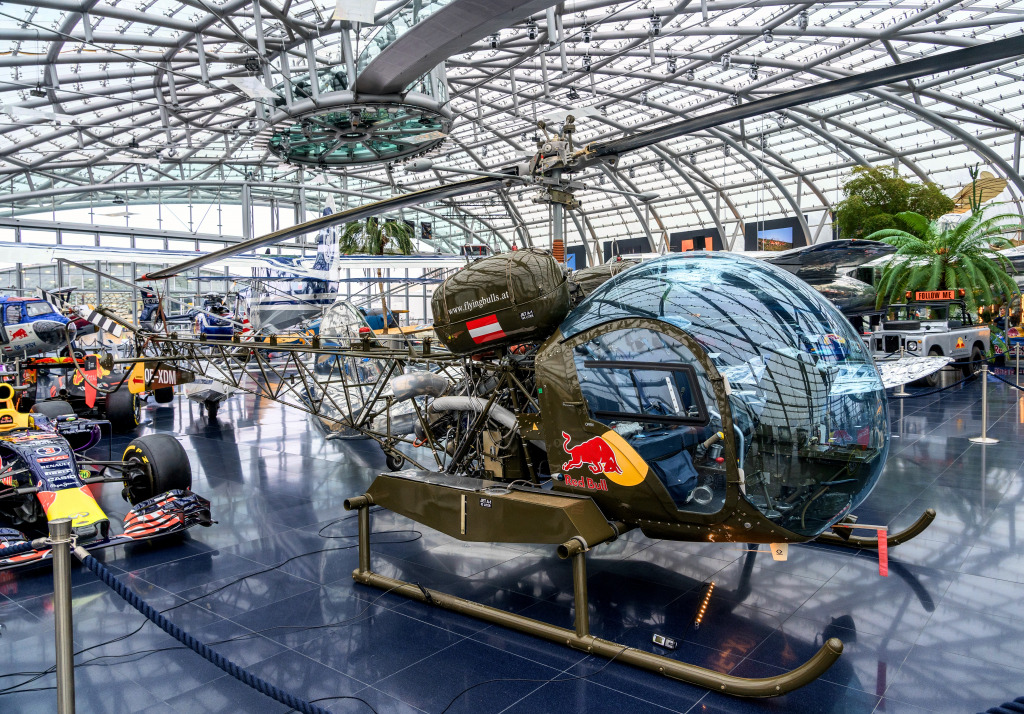 Die Flying Bulls im Hangar-7, Salzburg, Österreich jigsaw puzzle in Luftfahrt puzzles on TheJigsawPuzzles.com