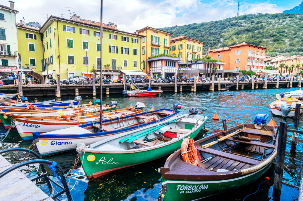 Passeio marítimo do Lago de Garda com barcos em Torbole, Itália jigsaw puzzle in Lugares Maravilhosos puzzles on TheJigsawPuzzles.com