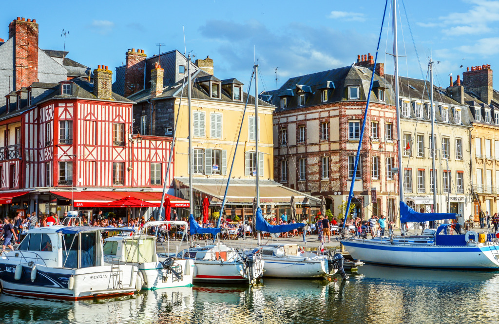 Vue panoramique à Honfleur, Basse-Normandie, France jigsaw puzzle in Paysages urbains puzzles on TheJigsawPuzzles.com