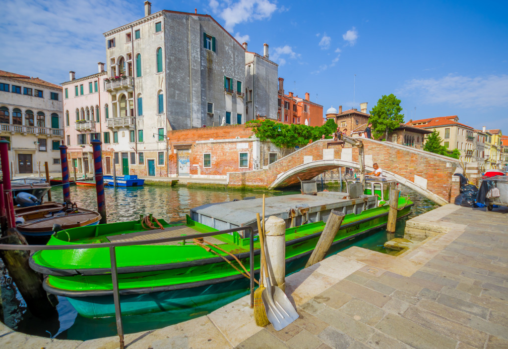 Colorful Boat in Venice, Italy jigsaw puzzle in Bridges puzzles on TheJigsawPuzzles.com