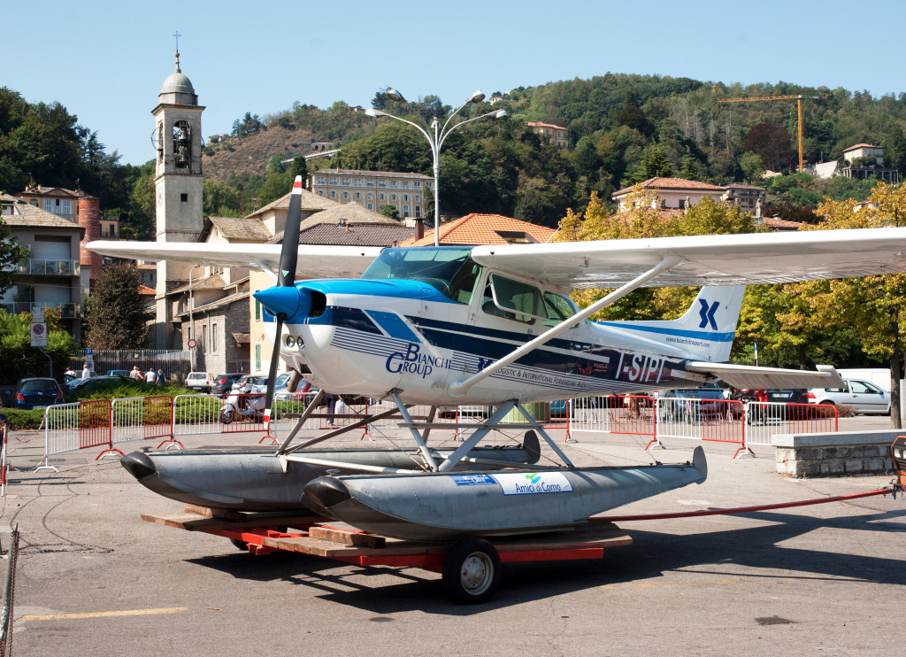 Гидросамолет Cessna I-SIPI, Аэроклуб озера Комо jigsaw puzzle in Авиация puzzles on TheJigsawPuzzles.com