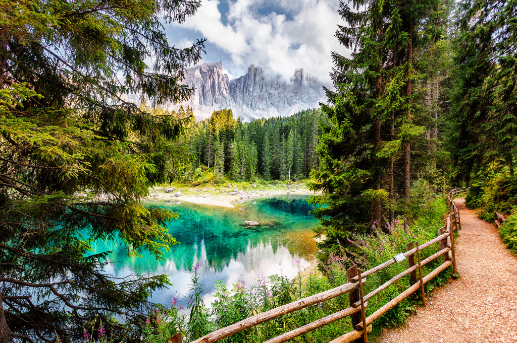 Vue pittoresque du lac Carezza, Dolomites, Italie jigsaw puzzle in Magnifiques vues puzzles on TheJigsawPuzzles.com