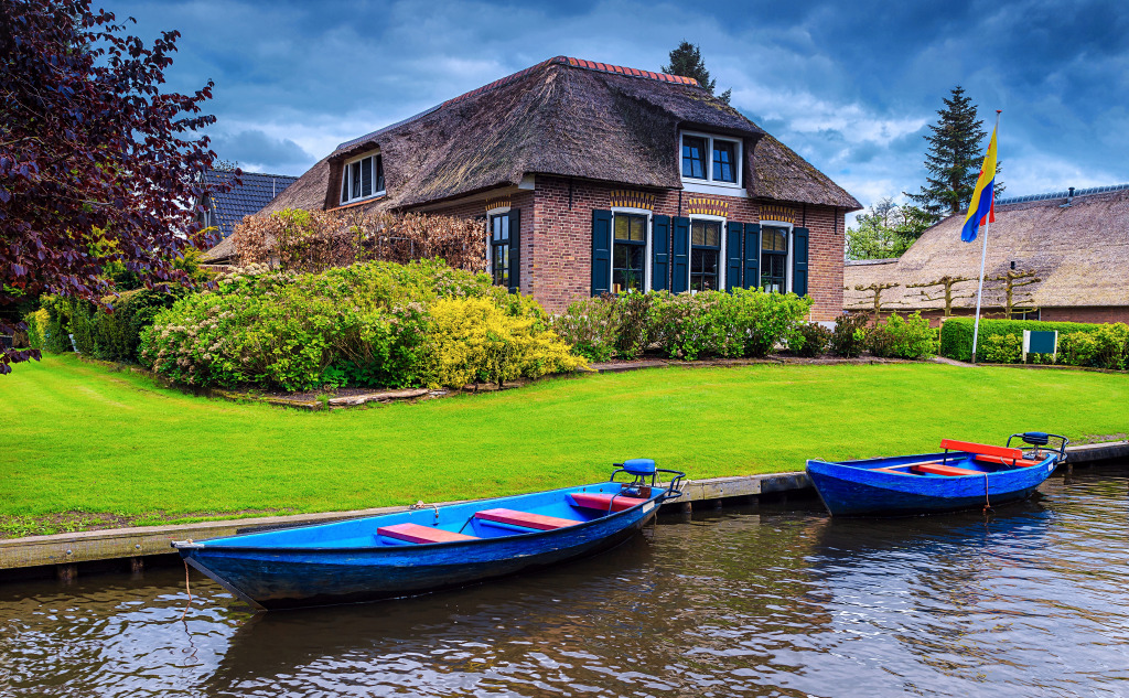 Canal d’eau et maison au bord de l’eau à Giethoorn jigsaw puzzle in Puzzle du jour puzzles on TheJigsawPuzzles.com