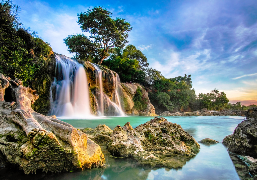 Blick bei Sonnenuntergang über die Toroan Falls, Indonesien jigsaw puzzle in Wasserfälle puzzles on TheJigsawPuzzles.com