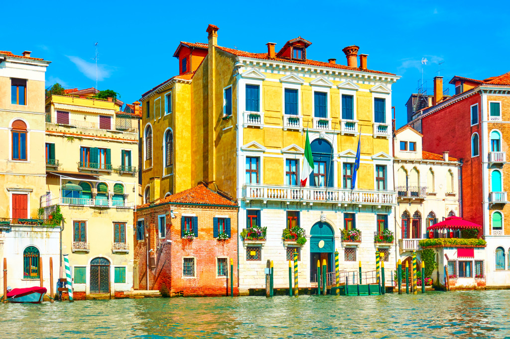 Bâtiments colorés le long du Grand Canal à Venise jigsaw puzzle in Paysages urbains puzzles on TheJigsawPuzzles.com