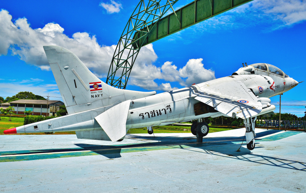 TAV-8S Harrier Королевского флота Таиланда, Sattahip jigsaw puzzle in Авиация puzzles on TheJigsawPuzzles.com