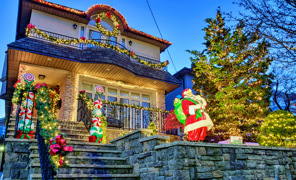 Maison décorée pour Noël, Dyker Heights, États-Unis jigsaw puzzle in Paysages urbains puzzles on TheJigsawPuzzles.com