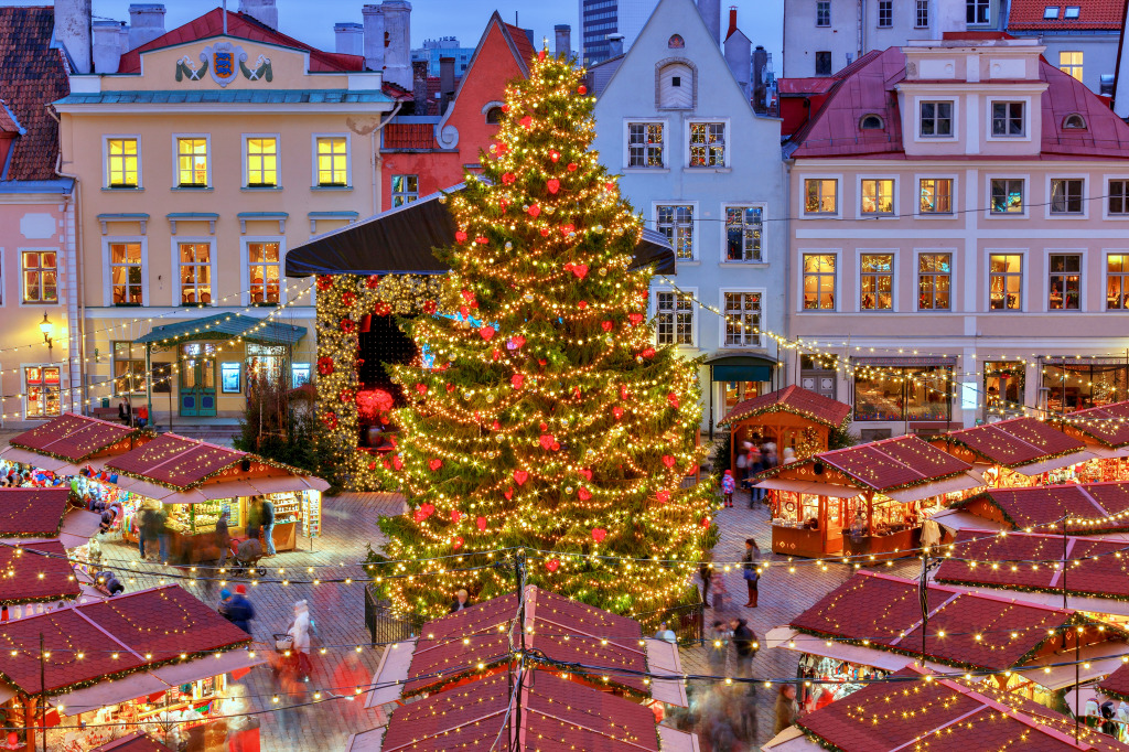 Town Hall Square at Christmas, Tallinn, Estonia jigsaw puzzle in Street View puzzles on TheJigsawPuzzles.com