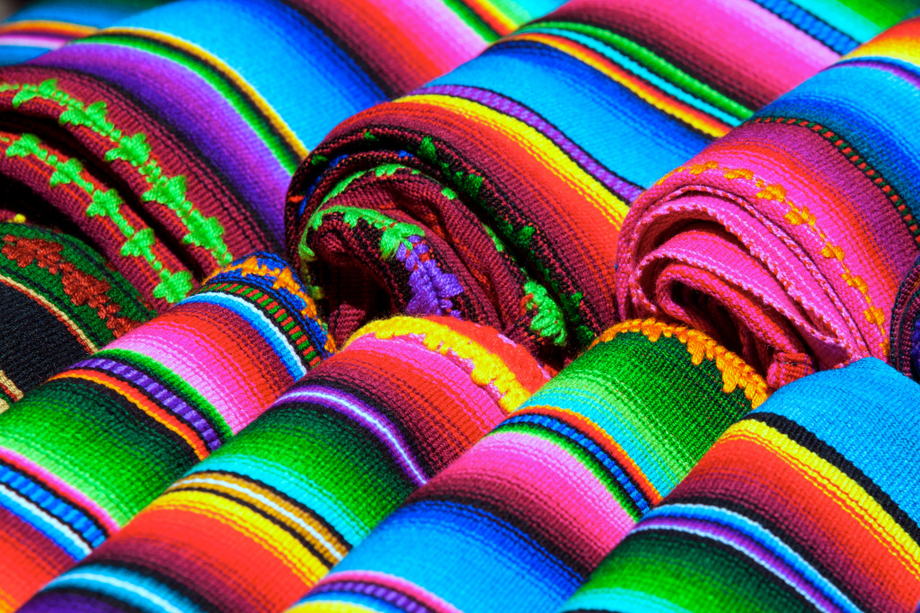 Couvertures mexicaines colorées au marché jigsaw puzzle in Bricolage puzzles on TheJigsawPuzzles.com