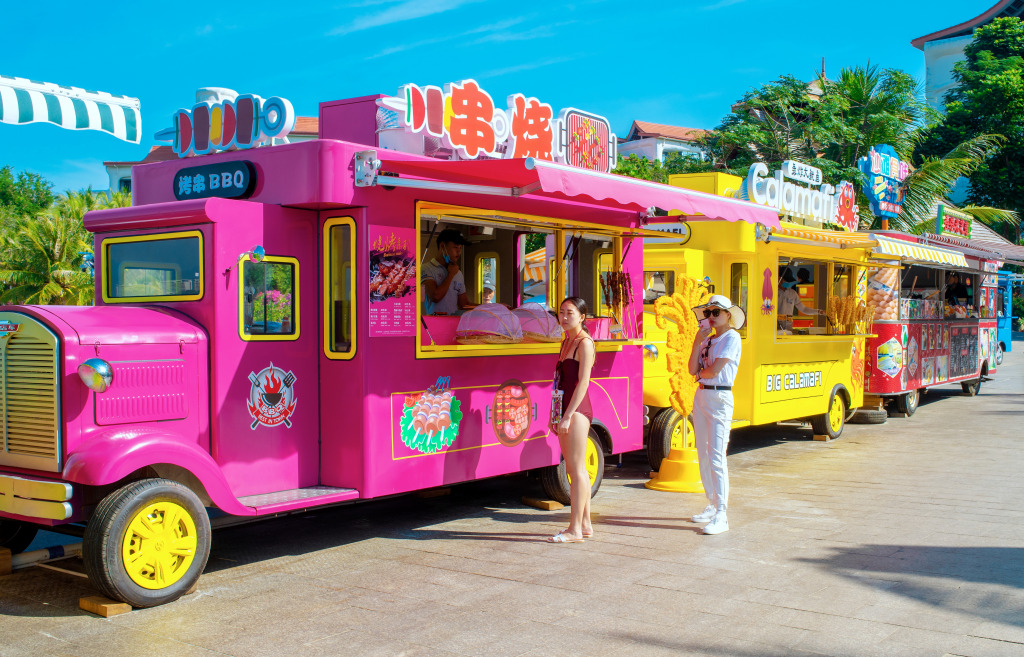 Food Trucks colorés, île de Hainan, Chine jigsaw puzzle in Voitures et Motos puzzles on TheJigsawPuzzles.com