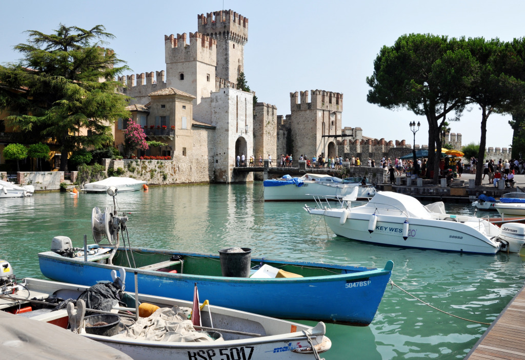 Sirmione am Gardasee jigsaw puzzle in Schlösser puzzles on TheJigsawPuzzles.com