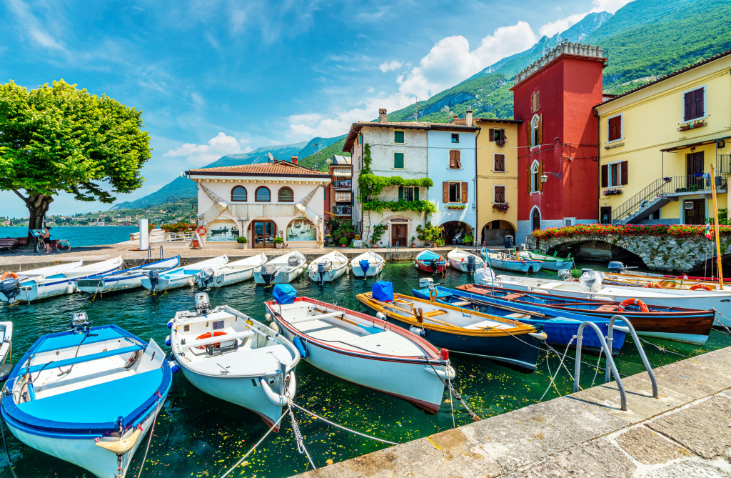 Vue sur le lac de Garde à Cassone di Malcesine jigsaw puzzle in Magnifiques vues puzzles on TheJigsawPuzzles.com