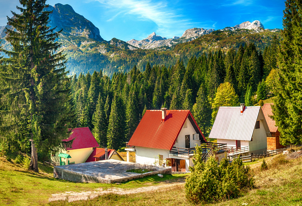 Paysage de montagne avec chalets, Monténégro jigsaw puzzle in Magnifiques vues puzzles on TheJigsawPuzzles.com