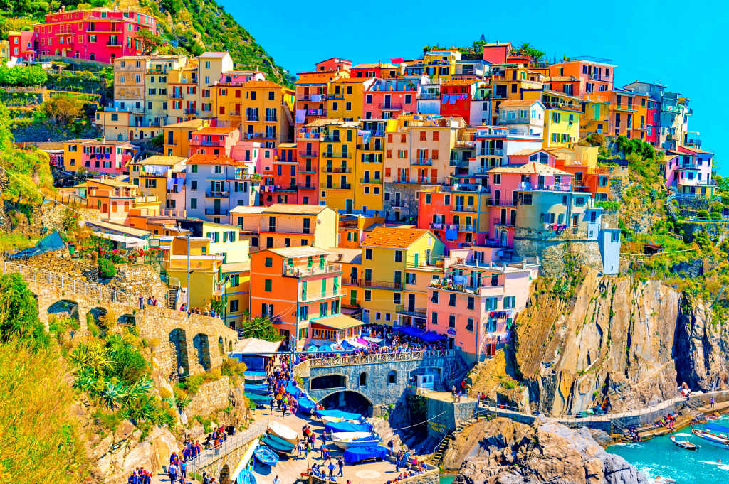 Village coloré de Manarola dans les Cinque Terre, Italie jigsaw puzzle in Paysages urbains puzzles on TheJigsawPuzzles.com