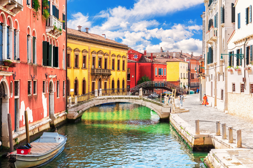 Blick auf Venedig mit Brücken über einen Wasserkanal jigsaw puzzle in Brücken puzzles on TheJigsawPuzzles.com