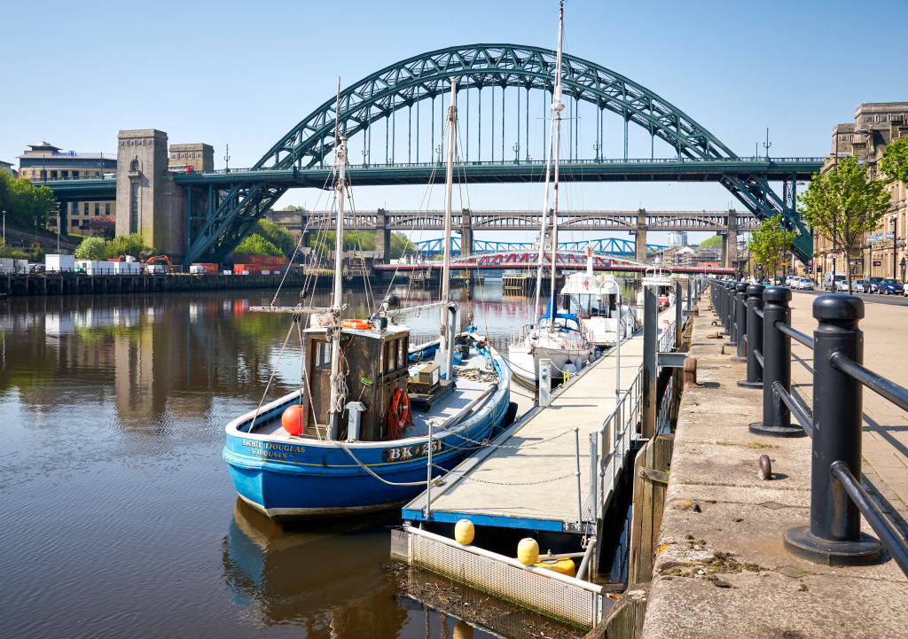 Fischtrawler und Tyne Bridge, Newcastle, Großbritannien jigsaw puzzle in Brücken puzzles on TheJigsawPuzzles.com