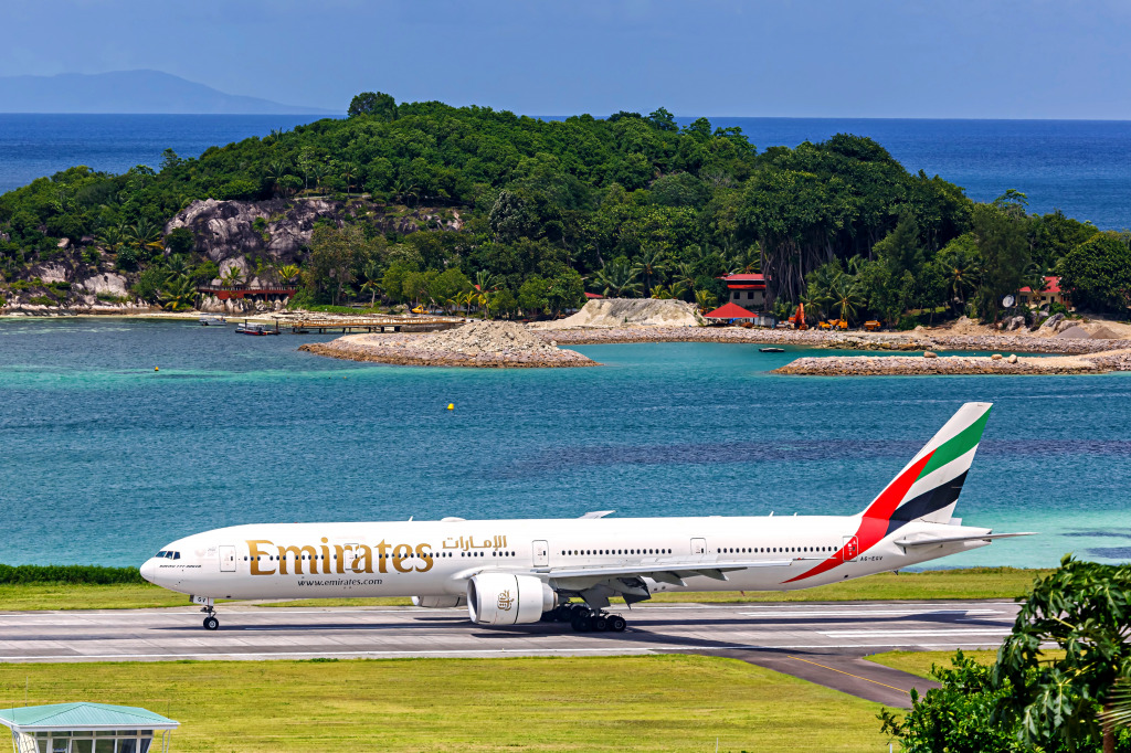 Emirates Boeing at Mahe Airport, Seychelles jigsaw puzzle in Aviation puzzles on TheJigsawPuzzles.com