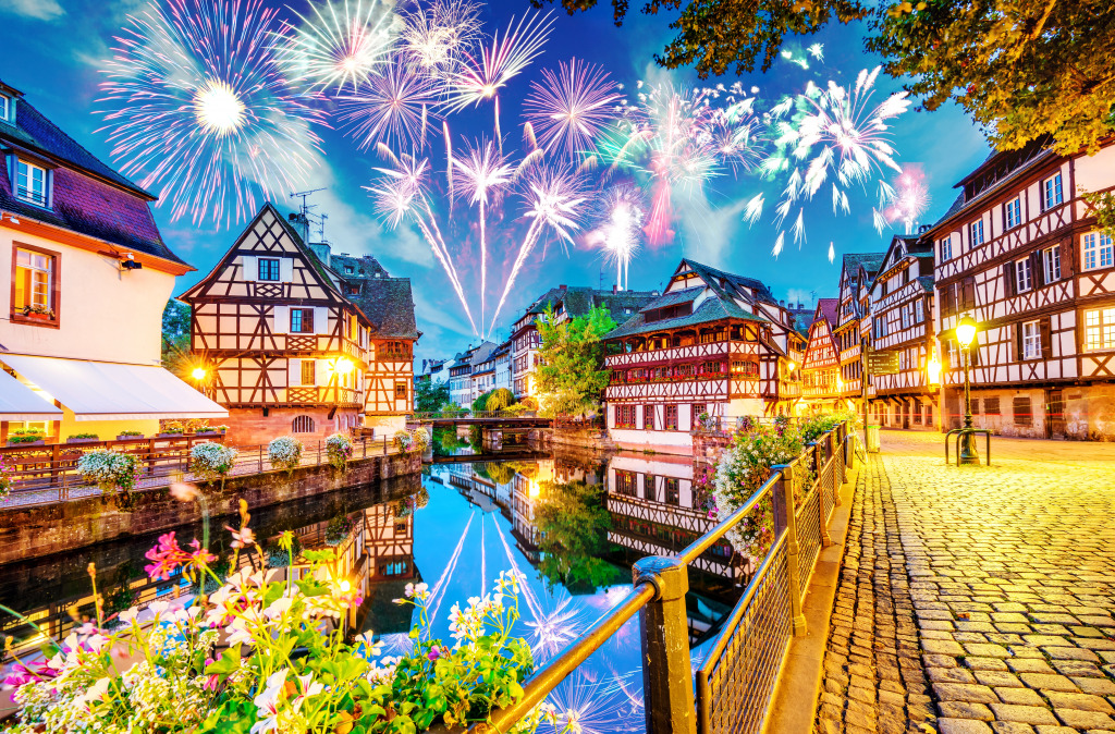 Feuerwerk in Straßburg, Elsass, Frankreich jigsaw puzzle in Straßenansicht puzzles on TheJigsawPuzzles.com