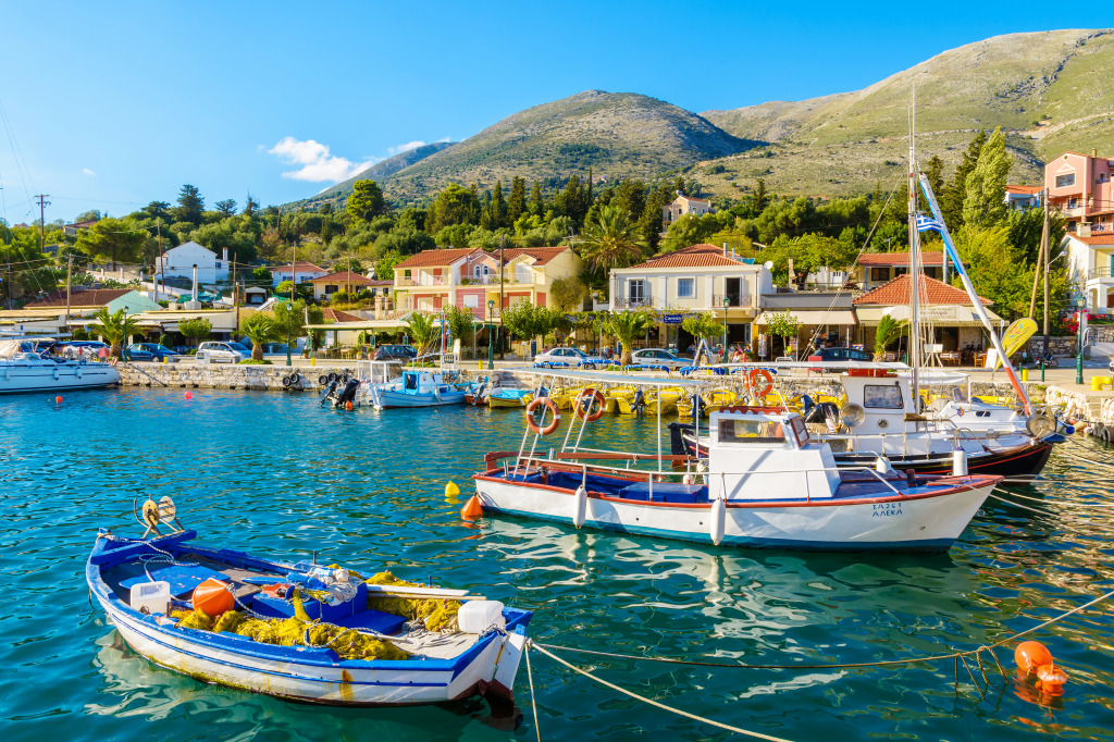 Bateaux de pêche dans le port d’Agia Efimia, Grèce jigsaw puzzle in Magnifiques vues puzzles on TheJigsawPuzzles.com