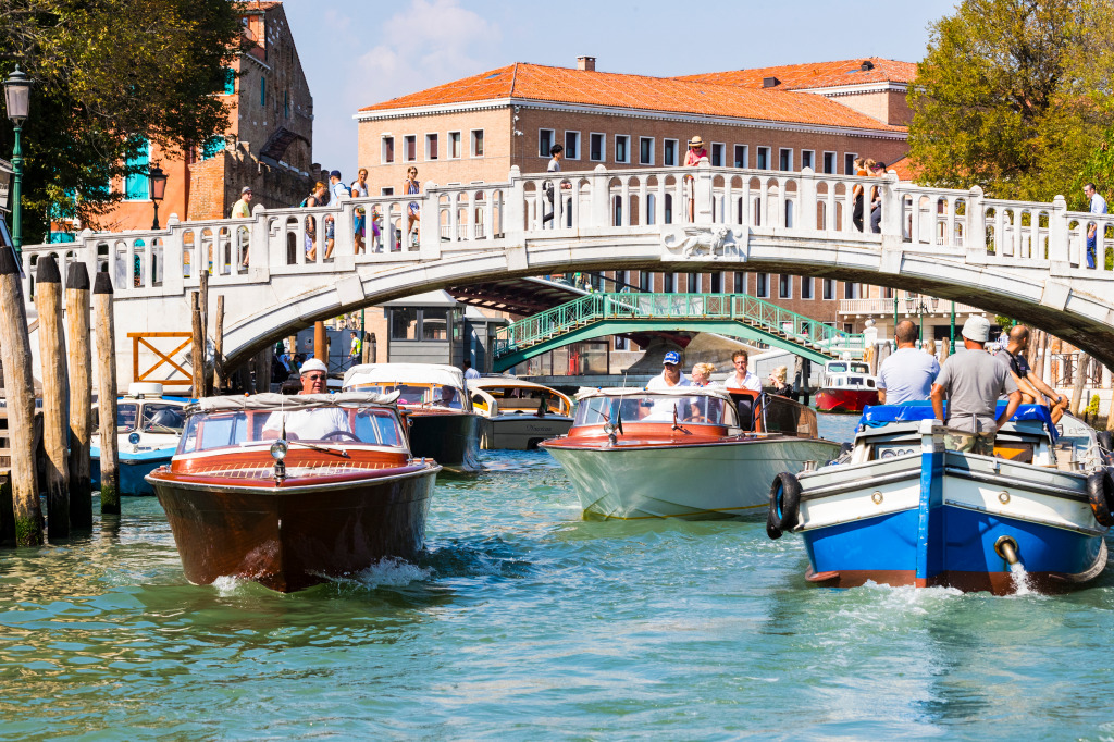 Promenade le long des canaux de Venise, Italie jigsaw puzzle in Ponts puzzles on TheJigsawPuzzles.com