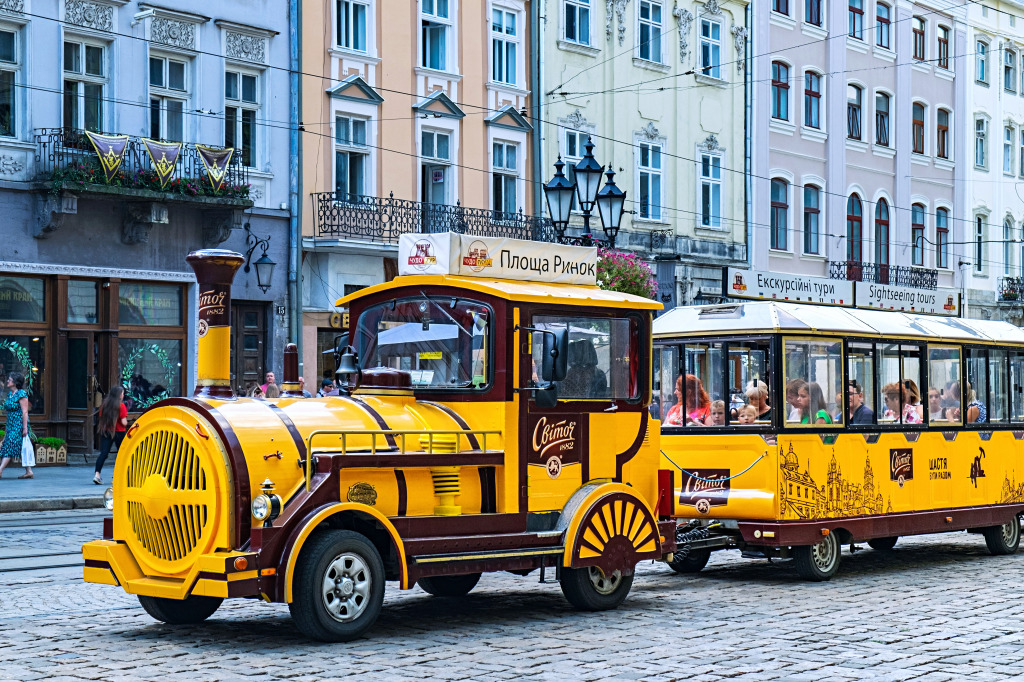 Touristenzug auf dem zentralen Platz von Lwiw jigsaw puzzle in Autos & Motorräder puzzles on TheJigsawPuzzles.com