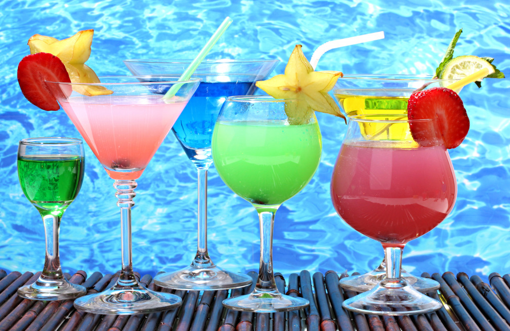 Cocktails colorés au bord de la piscine jigsaw puzzle in Macrophotographie puzzles on TheJigsawPuzzles.com