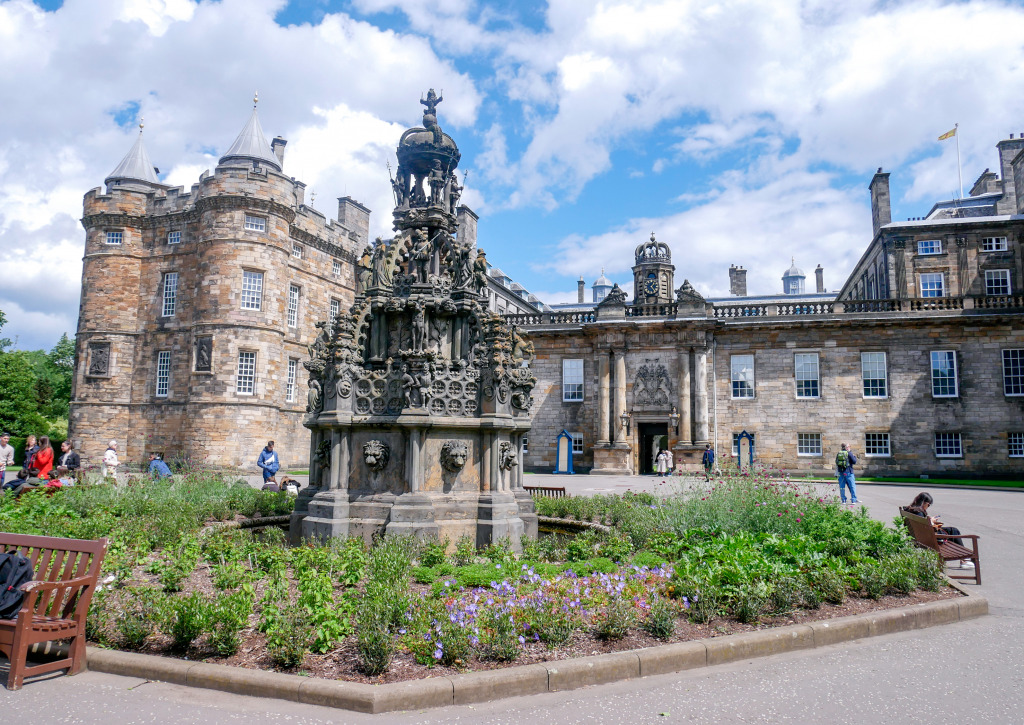 Le palais de Holyroodhouse, Édimbourg, Royaume-Uni jigsaw puzzle in Châteaux puzzles on TheJigsawPuzzles.com