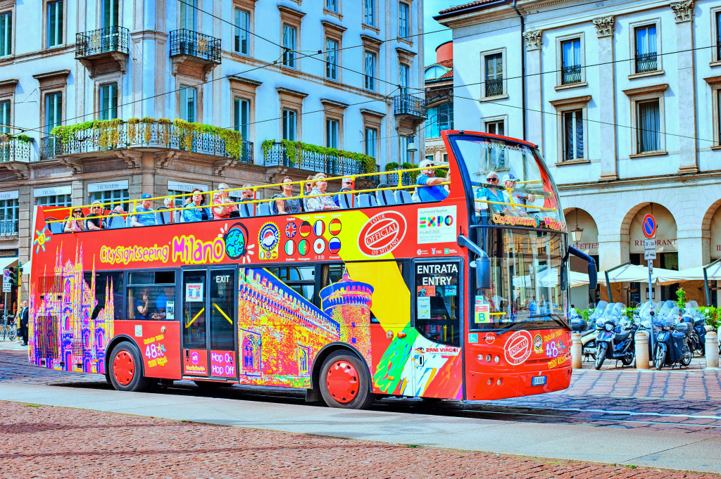 Ônibus de turismo pela cidade de Milão, Itália jigsaw puzzle in Carros & Motos puzzles on TheJigsawPuzzles.com