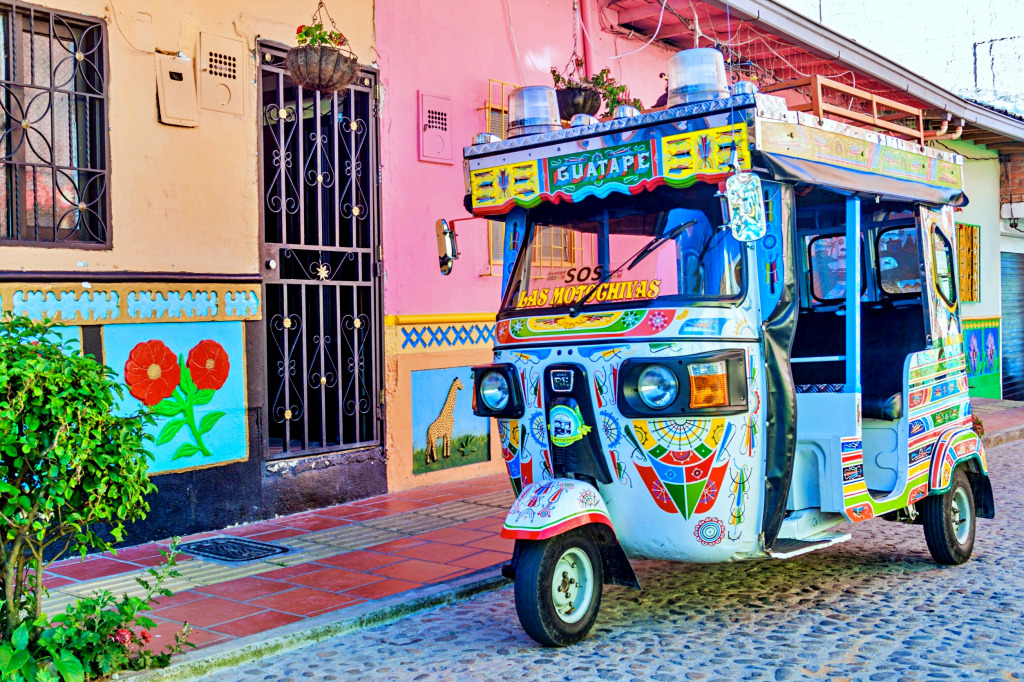 Buntes Mototaxi in Guatape, Kolumbien jigsaw puzzle in Autos & Motorräder puzzles on TheJigsawPuzzles.com