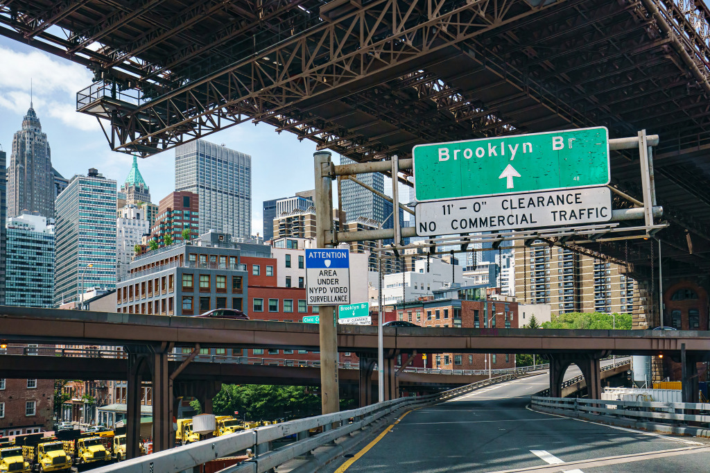 Sous le pont de Brooklyn, New York, États-Unis jigsaw puzzle in Ponts puzzles on TheJigsawPuzzles.com