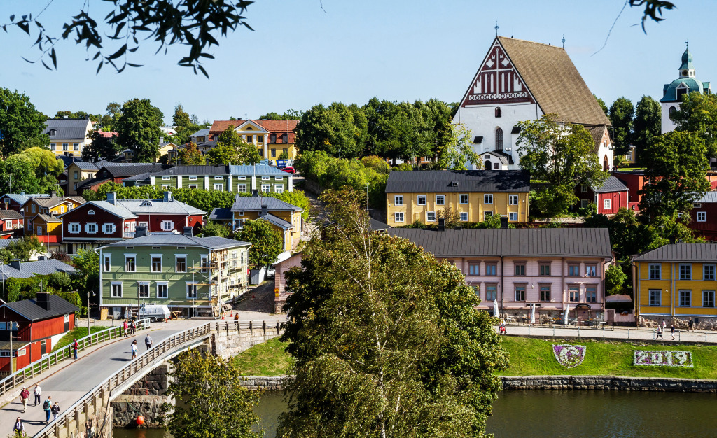 De vieilles maisons en bois et un pont à Porvoo, Finlande jigsaw puzzle in Ponts puzzles on TheJigsawPuzzles.com