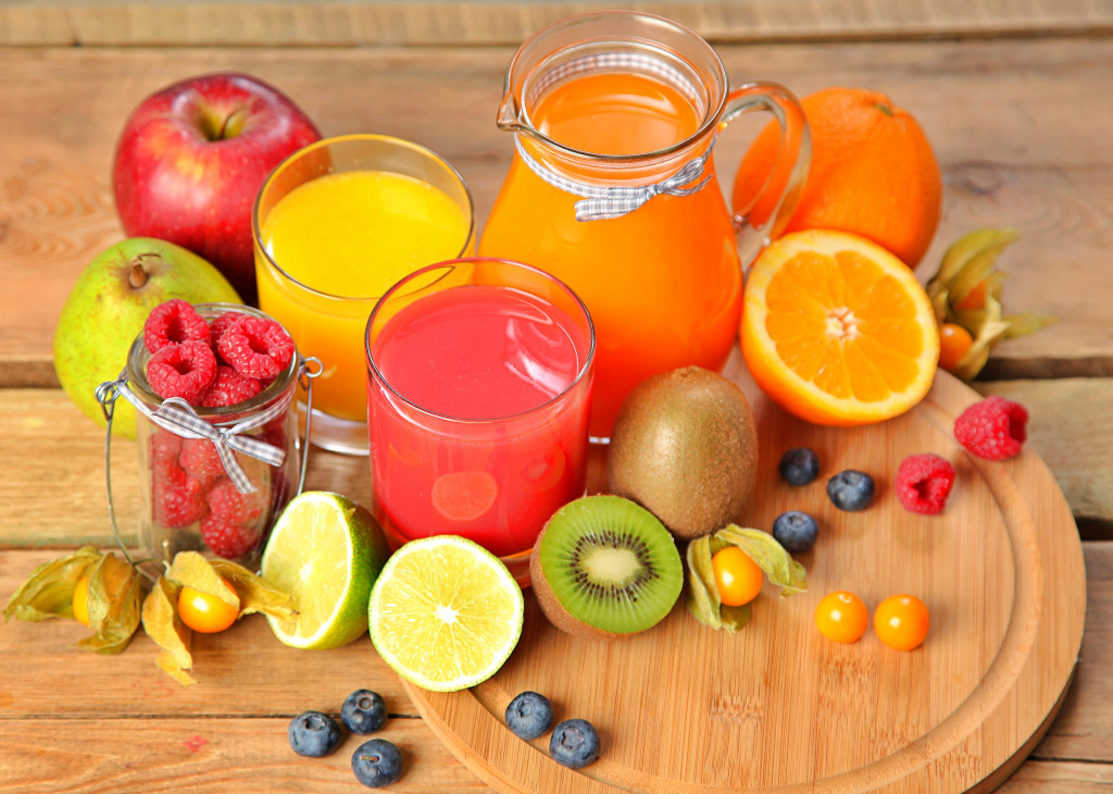 jus et fruits sur une table en bois jigsaw puzzle in Fruits & Légumes puzzles on TheJigsawPuzzles.com