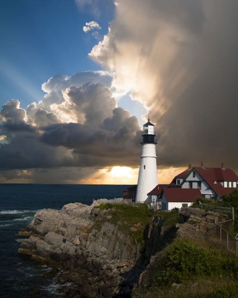 lighthouse-beacon-light-house-direction-67235 jigsaw puzzle in Robert Villa puzzles on TheJigsawPuzzles.com