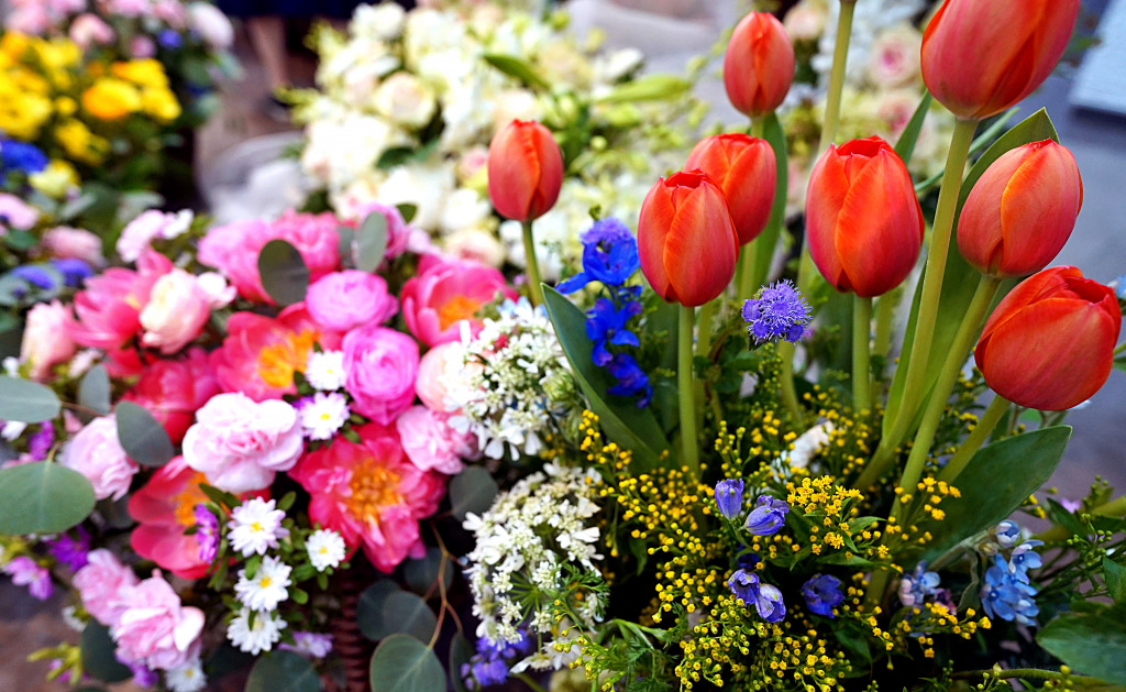 Colorful Bouquets ata Flower Shop jigsaw puzzle in Flowers puzzles on TheJigsawPuzzles.com