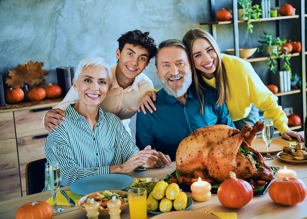 Family Thanksgiving Dinner jigsaw puzzle in People puzzles on TheJigsawPuzzles.com