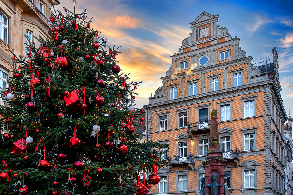 Decorated Christmas Tree in Constance jigsaw puzzle in Christmas & New Year puzzles on TheJigsawPuzzles.com