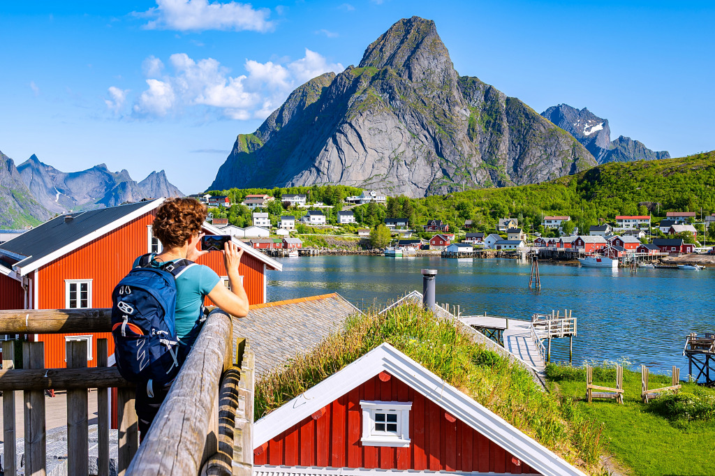 Vue spectaculaire sur la Reine, les îles Lofoten, Norvège jigsaw puzzle in Puzzle du jour puzzles on TheJigsawPuzzles.com