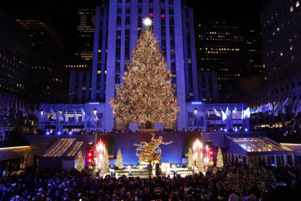 Rockefeller Christmas Tree lit 2025 jigsaw puzzle in Carolyn Wright puzzles on TheJigsawPuzzles.com