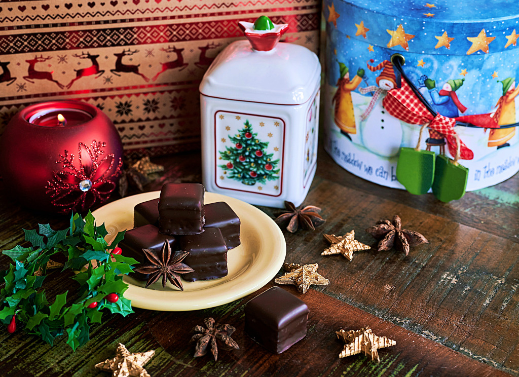 Une table décorée de Noël jigsaw puzzle in Nourriture et boulangerie puzzles on TheJigsawPuzzles.com